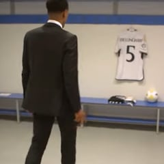 Bellingham’s iconic first reaction to his Real Madrid jersey becomes legendary!