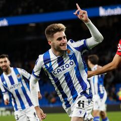 El Cádiz cierra el mercado con Kouamé y Robert Navarro