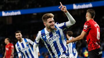 SAN SEBASTIÁN, 17/01/2023.- El centrocampista de la Real Sociedad Robert Navarro (c) celebra tras marcar el 1-0 durante el partido de octavos de Copa del Rey entre Real Sociedad y RCD Mallorca, este martes en el estadio Reale Arena en San Sebastián. EFE /Javier Etxezarreta