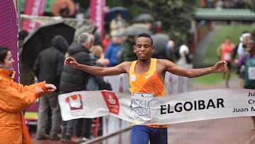 El etíope Berhawi Aregawi cruzando la línea de meta.