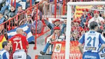 <b>EL PRIMERO. </b>Portillo cabecea adelantándose a la zaga blanquiazul. Empezaba la inesperada goleada de un Nàstic imparable ayer.