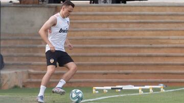 Denis Cheryshev ya toca balón en la Ciudad Deportiva de Paterna.
