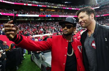 Usher y Harry Connick Jr. durante la Super Bowl de 2017 que enfrentó a New England Patriots y Atltanta Falcons.