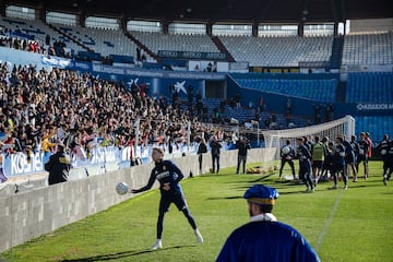 Marc Aguado lanza un baln a la grada.