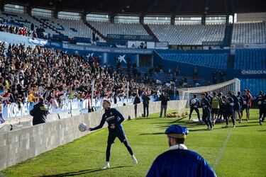 Marc Aguado lanza un baln a la grada.