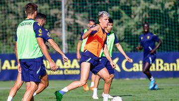 Iván Alejo, en un entrenamiento con el Cádiz.