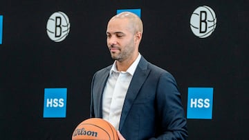 El nuevo entrenador de los Brooklyn Nets, el español Jordi Fernández, posa al final de una rueda de prensa celebrada este miércoles en Nueva York (EE.UU.). Jordi Fernández, el primer entrenador nacido en España en ponerse al frente de un equipo de la NBA, aseguró este miércoles en su presentación con los Brooklyn Nets que su intención es que la franquicia neoyorquina sea exitosa de forma constante y duradera.