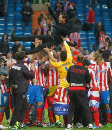 Catorce años llevaba el Atlético sin derrotar al Real Madrid. Más de una década. El equipo rojiblanco vivió el penoso descenso y le costó mucho tiempo reponerse. El 17 de mayo de 2013 el Atlético se plantó en el Bernabéu para jugar la final de Copa ante el Madrid de Cristiano. Nadie dio un duro por el equipo rojiblanco. Pero estos jugadores pasaron a la historia de la entidad. Courtois; Juanfran, Miranda, Godín, Filipe Luis; Mario Suárez, Gabi, Koke (Raúl García, 113'), Arda Turan (Cebolla Rodríguez, 111'); Diego Costa (Adrián, 107') y Falcao. El Madrid se adelantó en el minuto 13, Diego Costa empató en el 34 y Miranda hizo el definitivo 1-2 en el 99. El Atlético, campeón de Copa ante su eterno rival en el Bernabéu. Para la afición fue inolvidable. Koke plantó la bandera del Atlético en el centro del terreno de juego. Desde entonces los derbis fueron ya diferentes. Este triunfo supuso un antes y un después para el Atlético del Cholo.