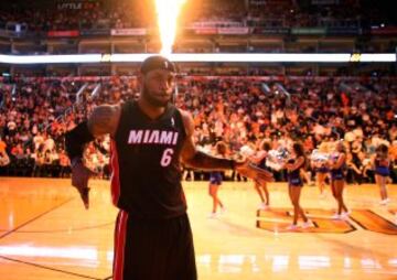 LeBron James (Miami Heat) ante del partido ante los Phoenix Suns.