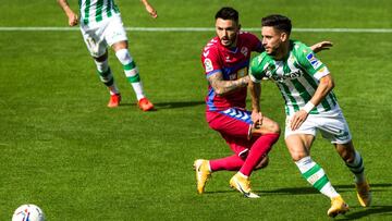 Guido Carrillo of Elche and Alex Moreno of Real Betis during LaLiga, football match played between Real Betis Balompie and Elche Club Futbol at Benito Villamarin Stadium on November 1, 2020 in Sevilla, Spain.
 AFP7 
 01/11/2020 ONLY FOR USE IN SPAIN