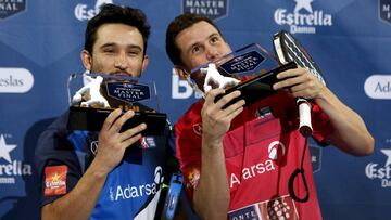 GRA164. MADRID, 18/12/2016.- El argentino Carlos Daniel 'Sanyo' Gutiérrez (i) y el español Francisco Navarro con sus trofeos tras ganar la final masculina del Master Final 2016 que han disputado hoy frente a la pareja formada por Miguel Lamperti y Juan Mieres en el recinto ferial Ifema. EFE/Javier López