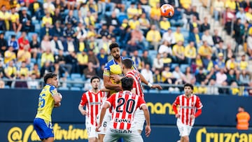 Chris Ramos rematando un esférico el pasado viernes ante el Sporting en el Nuevo Mirandilla.
