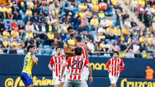La delantera del Cádiz, bajo mínimos