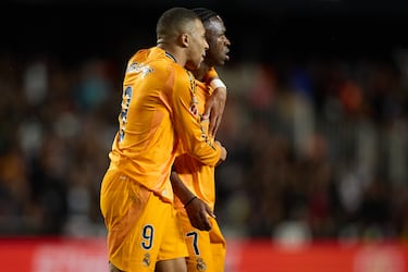 Kylian Mbappé trata de calmar a Vinicius tras la polémica acción del jugador brasileño del Real Madrid.
