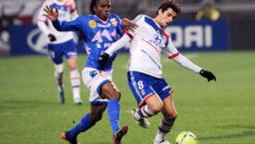 Yoann Gourcuff con el balón en un partido con su actual club, el Olympique de Lyon.