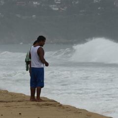 Huracán Blas se aleja de México, pero lluvias intensas seguirán en seis estados