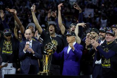 Adam Silver ofrece el trofeo de campeones de la NBA a la plantilla de los Denver Nuggets.