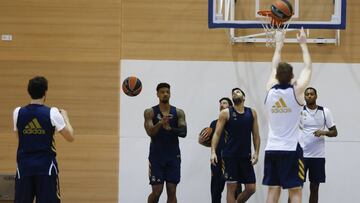 Llull, de espaldas, se prepara para recibir el pase de Mickey en el entrenamiento de ayer en Madrid. A la derecha, Reyes, Causeur y Thompkins.