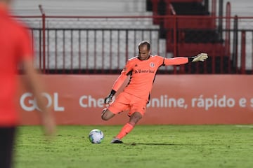 El arquero de Palmeiras hace parte de la lista de inscritos por Abel Ferreira para disputar la Copa Libertadores.
A pesar de no ser habitual titular y disputar la posición con Weverton, Marcelo suma dos partidos atajados en la temporada por el torneo Paulista.
En el certamen continental comparte zona con Independiente del Valle (Ecuador), San Lorenzo (Argentina), Liverpool (Uruguay).