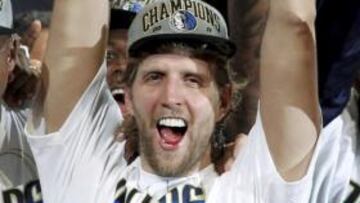 <b>EL REY DE LA FINAL. </b>Nowitzki alza en Miami el trofeo de campeón.