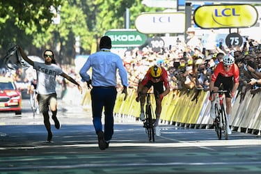 Un esprint que terminó sin daños que lamentar después de que un espontáneo se colase en la recta de meta para tratar de boicotear la carrera. Un susto del que, afortunadamente, nadie se acordará.