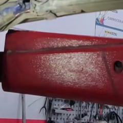 Un mecánico se pone a inspeccionar un coche por debajo y lo que se encuentra escondido es un sorpresón