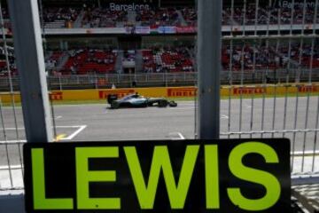 Lewis Hamilton frente a un cartel con su nombre.