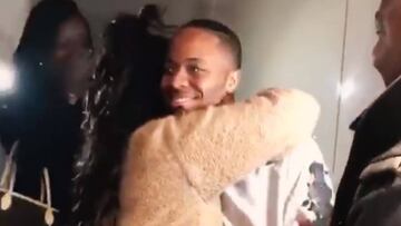 Raheem Sterling abrazado a su hermana Kima-lee cuando le regal&oacute; una casa por su cumplea&ntilde;os