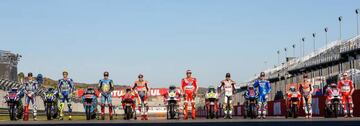 Jorge Lorenzo, Valentino Rossi, Jack Miller, Marc Márquez, Andrea Iannone, Cal Crutchlow, Maverick Viñales, Dani Pedrosa, Andrea Dovizioso. Los nueve ganadores del año en MotoGP posan en el GP de Valencia 2016 (Cheste).