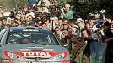 <B>EXHIBICIÓN</B>. Panizzi ha vuelto a exhibirse con su Peugeot en el asfalto de las carreteras catalanas.