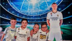 Los pequeños de la Peña Madridista Ojén, con el Kroos de cartón.