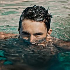 El motivo por el que no te deberías bañar con lentillas en la piscina