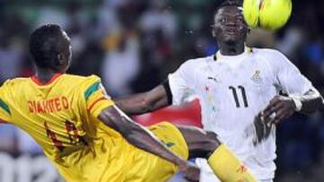 <b>DISPUTADO. </b>Diakité y Muntari pelean por un balón en Franceville.