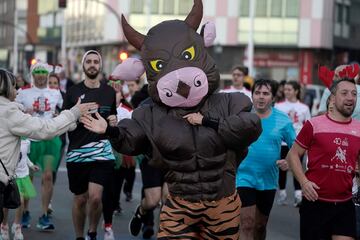 Corredores disfrazados en la 55 edición Total Energies San Silvestre de Gijón.