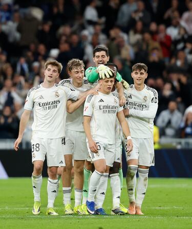 El turco ha hecho el gol de la temporada. Su clase está fuera de toda duda, pero su remate desde su campo sorprendió a todos por la precisión en la definición.