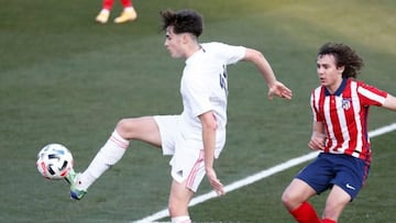 Bruno Iglesias (17 a&ntilde;os, Juvenil A) controla una pelota en un reciente miniderbi de Juveniles.