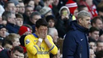 El Arsenal pincha con Özil de suplente y se aleja más del líder