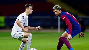 BARCELONA, 25/10/2023.- El defensa uruguayo del Barcelona Ronald Araujo (d) disputa un balón ante Dmytro Kryskiv, del Shakhtar durante el partido de Liga de Campeones de fútbol entre el Barcelona y el Shakhtar Donetsk, este miércoles en el Estadi Olimpic Lluis Conpanys de Barcelona. EFE/ Enric Fontcuberta
