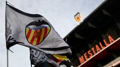 Bandera en la puerta de Mestalla. 