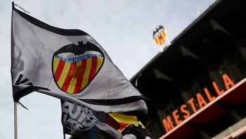 Bandera en la puerta de Mestalla.