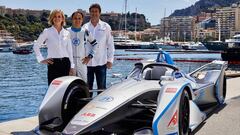 Susie Wolff posa con Massa y Gildo Pastor junto a un coche de la F&oacute;rmula E en M&oacute;naco.