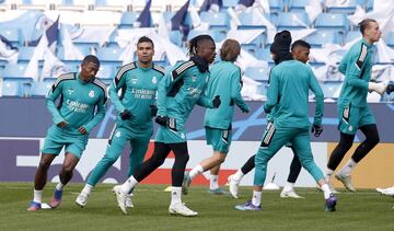 Alaba y Casemiro en el entrenamiento del Real Madrid en el Etihad Stadium.