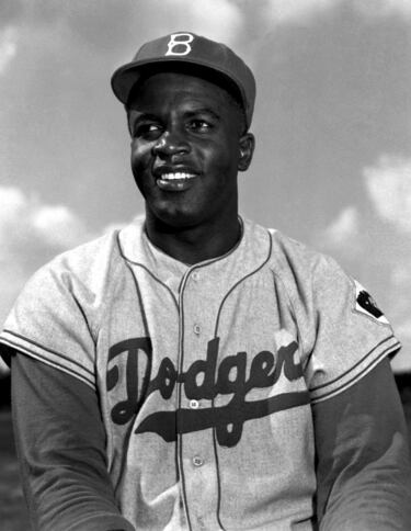 Jackie Robinson (1919-1972) fue el primer beisbolista negro en jugar en las Grandes Ligas, casi siempre unido a los Brooklyn Dodgers. Cuando el nieto de esclavo debutó el 15 de abril de 1947, tumbó un muro. Pero le costó cartas con amenazas de muerte, insultos, lanzamientos a la cabeza o las piernas o incluso una amenaza de huelga de sus rivales. Pero lo volteó con su juego. Acabó 1947 como novato del año y abrió camino a otros afroamericanos. Tras retirarse, se convirtió en un gran activista por la igualdad. 