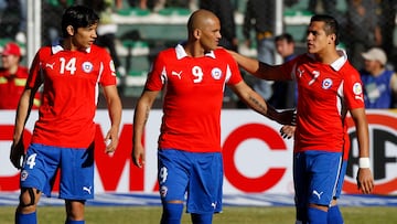 FUTBOL, BOLIVIA VS CHILE
ELIMINATORIAS PARA BRASIL 2014.
EL JUGADOR DE LA SELECCION CHILENA ALEXIS SANCHEZ, DERECHA, HABLA CON HUMBERTO SUAZO ANTES DEL PARTIDO CLASIFICATORIO PARA BRASIL 2014 ANTE BOLVIA JUGADO EN EL ESTADIO HERNANDO SILES.
02/06/2012 
LA PAZ, BOLIVIA. 
ANDRES PINA/PHOTOSPORT**************** 

FOOTBALL, BOLIVIA VS CHILE. 
BRAZIL 2014 WORLD CUP QUALIFYING MATCH.
CHILEAN NATIONAL TEAM PLAYER ALEXIS SANCHEZ, RIGHT, CHATS WITH HIS TEAMMATE HUMBERTO SUAZO PRIOR THEIR BRAZIL 2014 WORLD CUP QUALIFYING FOOTBALL MATCH FORE BOLIVIA HELD AT HERNANDO SILES STADIUM IN LA PAZ, BOLIVIA. 
02/06/2012
ANDRES PINA/PHOTOSPORT