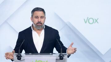 El líder de Vox, Santiago Abascal, durante una rueda de prensa posterior al Comité de Acción Política del partido, en la sede de VOX, a 8 de julio de 2024, en Madrid (España). El líder de VOX ha avisado que desde su formación considerarán "rotos" todos los pactos autonómicos con el PP si desde los gobiernos autonómicos en los que participan no utilizan "todos los medios políticos y legales" para evitar la distribución de menores migrantes. Abascal ha vinculado a los menores migrantes con el aumento de la delincuencia y ha subrayado que, si el PP y sus gobiernos autonómicos aceptan el reparto de estos menores, Vox romperá los pactos y abandonará esos ejecutivos.
08 JULIO 2024;VOX;ABASCAL;PP;PACTOS;MIGRANTES
Eduardo Parra / Europa Press
08/07/2024