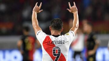 SANTIAGO DEL ESTERO, ARGENTINA - DECEMBER 18: Juli&aacute;n &Aacute;lvarez of River Plate celebrates after scoring the first goal of his team during the Trofeo de Campeones 2021 between River Plate and Colon at Estadio Unico Madre de Ciudades on December 18, 2021 in Santiago del Estero, Argentina. (Photo by Hernan Cortez/Getty Images)