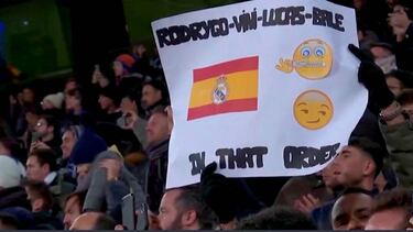 Una pancarta crítica con Bale.