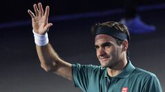 Roger Federer saluda durante su partido de exhibici&oacute;n con Alexander Zverev en la Plaza de Toros Monumental de Ciudad de M&eacute;xico.