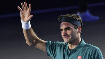 Roger Federer saluda durante su partido de exhibición con Alexander Zverev en la Plaza de Toros Monumental de Ciudad de México.