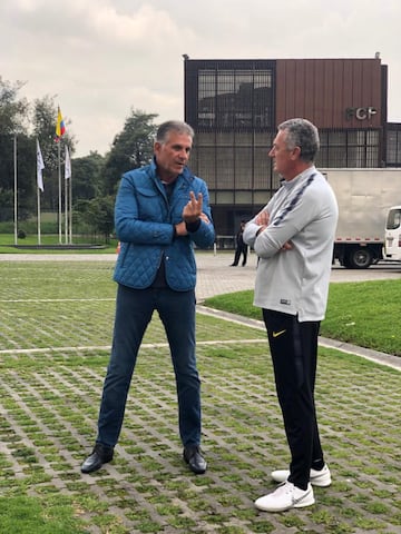 Carlos Quieroz se reune con Gustavo Alfaro en el entrenamiento de Boca Juniors en la ciudad de Bogotá